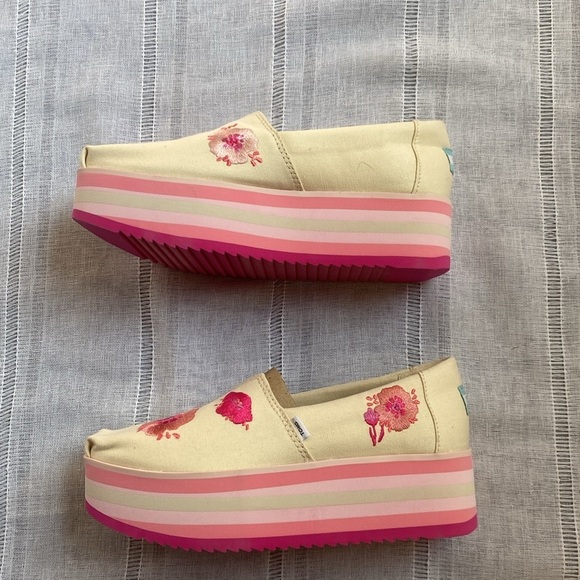 TOMS NWT embroidered platform shoes. - Picture 5 of 12